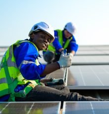 experts installation photovoltaïque installateurs professionnels qui réalisent des travaux d'installation de panneaux solaires.